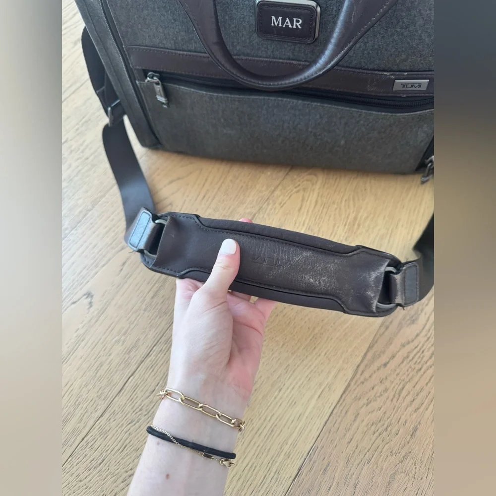 Tumi briefcase - in great condition a little leather wear